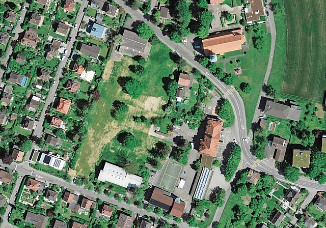 Blick von oben: Dort, wo früher die Schulpavillons standen, lädt derzeit eine grosse Wiese zum Spielen ein. Foto: zVg