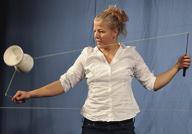 Ein Hauch Zirkusluft an der Bühnete: Solvejg Weyeneth vom Zirkus Fahraway mit dem Diabolo.  Foto: Isabelle Hitz