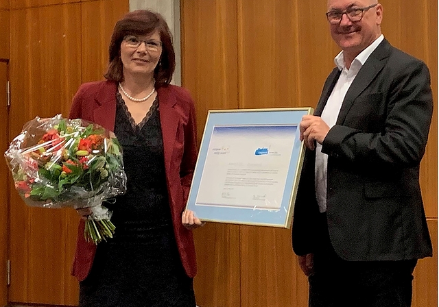 Danke für die Blumen: Gemeinderätin Doris Vögeli durfte den Strauss von Regierungsratspräsident Isaac Reber in Empfang nehmen.  Foto: Caspar reimer