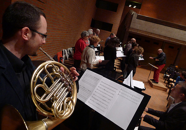 Probelauf – noch ohne Fernsehkameras, Scheinwerfer und Kabelsalat: Am Montag wurde in der Mischeli-Kirche die von Marc Meisel komponierte Minimalmusic-Kantate eingeübt.  Foto: ZVG/F. Lorenz