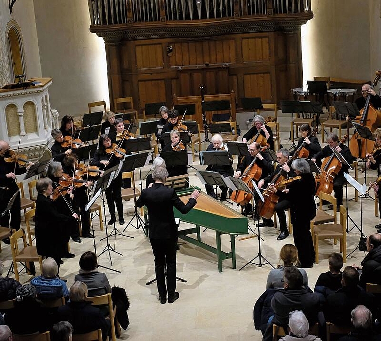 Begleitet vom Basso continuo des Cembalos: Markus Teutschbein dirigiert das Orchester Arlesheim. Foto: Thomas Brunnschweiler