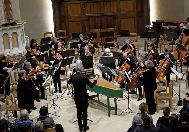 Begleitet vom Basso continuo des Cembalos: Markus Teutschbein dirigiert das Orchester Arlesheim. Foto: Thomas Brunnschweiler