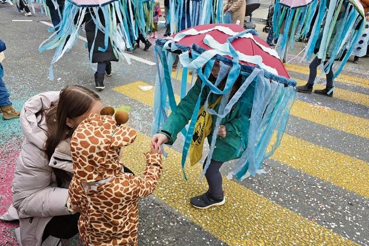 Wie die Grossen: Auch an der Kinderfasnacht in Münchenstein wurden ordentlich Dääfeli und Räppli verteilt. Fotos: Fabian Schwarzenbach