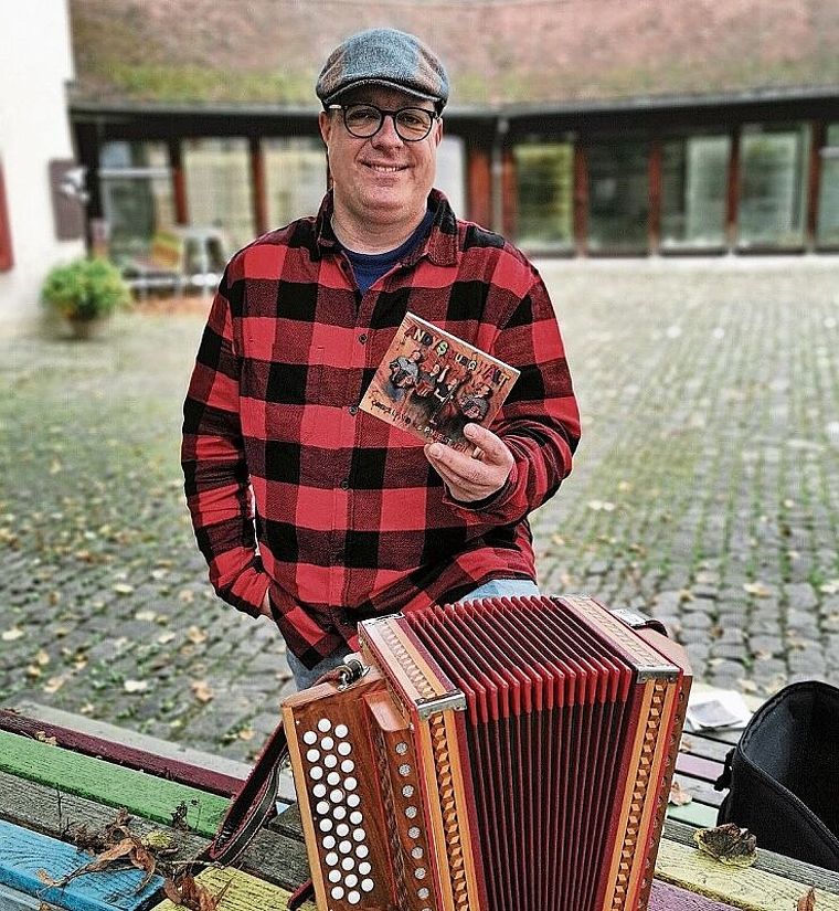 Ein ganz persönliches Werk: Mit «Andy’s Musigwält – Örgeli, Farb und Pinselstrich» erfüllt sich Andy Küng einen Traum. Foto: Melanie Brêchet