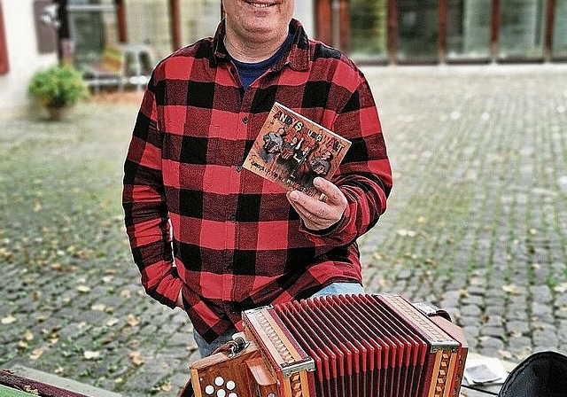 Ein ganz persönliches Werk: Mit «Andy’s Musigwält – Örgeli, Farb und Pinselstrich» erfüllt sich Andy Küng einen Traum. Foto: Melanie Brêchet