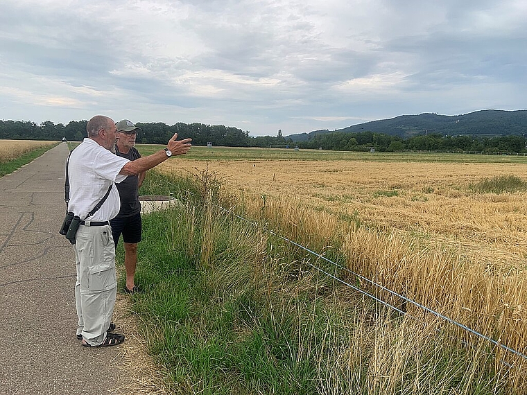 Grosse Pläne: Gerhard von Ah (l.) und Joe Nebel zeigen das Stück Land, das in den kommenden Jahren aufgewertet werden soll. Foto: Caspar Reimer