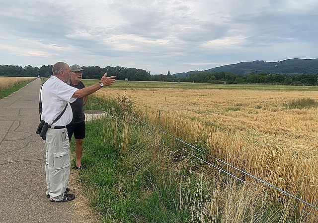 Grosse Pläne: Gerhard von Ah (l.) und Joe Nebel zeigen das Stück Land, das in den kommenden Jahren aufgewertet werden soll. Foto: Caspar Reimer