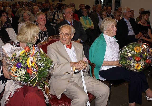 Geniessen gemeinsam die Geburtstagsfeier: Heinrich Weiss mit Tochter Susi Weiss (links) und Ehefrau Hannemie Winkler Weiss. Fotos: Jürg Jeanloz Heinrich Weiss-Marsch: Stadtharmonie Laufen mit Drehorgelspieler Peter Rohrer. 