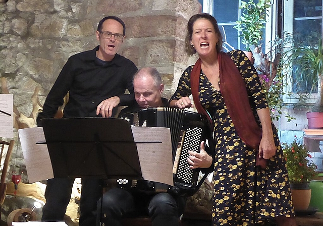 <em>Das Trio «Schmendriks Bande» sang und spielte beim «Frühlings Erwachen» in Bärschwil:</em> Jürg Gutjahr (l., Klarinette), Maria Gessler (Sopran) und Rudi Meier (Akkordeon). Foto: Thoams Immoos