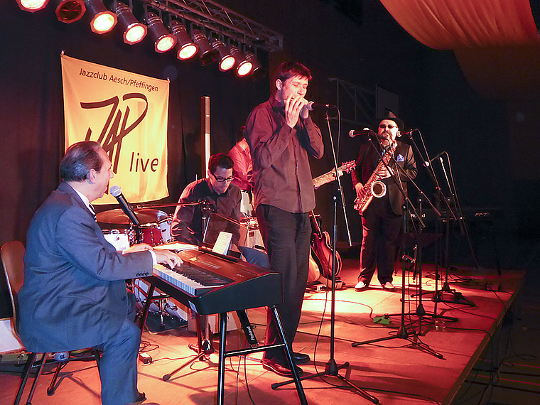 Hatte das Publikum schnell auf seiner Seite: Ray Fein (l.) im Zusammenspiel mit seinen Musikerkollegen.  Foto: Thomas Immoos