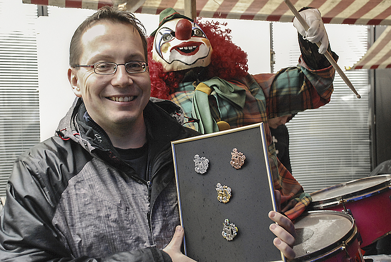 Wiederholungstäter: Der Blagetten-Künstler Frank Schmohl mit den vier geprägten Varianten seines Entwurfs zur Fasnacht 2016.  Foto: Thomas Brunnschweiler