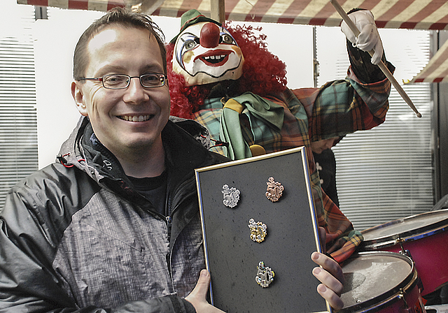 Wiederholungstäter: Der Blagetten-Künstler Frank Schmohl mit den vier geprägten Varianten seines Entwurfs zur Fasnacht 2016.  Foto: Thomas Brunnschweiler