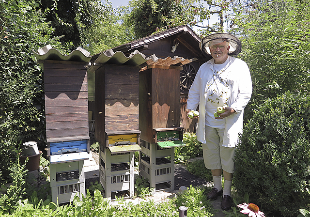 Leben mit Bienen: Eduard Bucheli mit einer Handvoll Klaräpfeln vor seinem Bienenhaus.  Foto: Edmondo Savoldelli