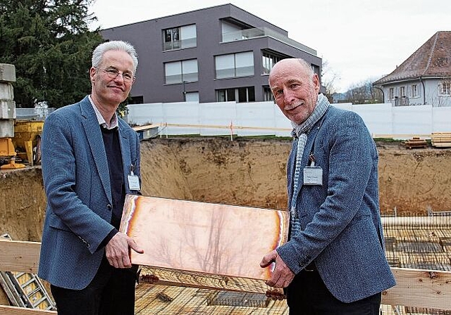 Sieben-Millionen-Bau: Lukas Schöb (l.), Ärztlicher Leiter der Klinik Arlesheim, und Philipp Schneider, Verwaltungsratspräsident, mit dem Grundstein. Foto: Tobias Gfeller