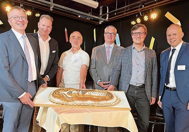 Schlüsselmoment: (v. l.) Felix Heiri (Präsident des Trägervereins Bachtelen), Marco Feusi (CEO Hiag), Alex Brunner (TaDo-Leiter), Remo Ankli (Regierungsrat), Daniel Urech (Gemeindepräsident), Gustav Keune (Gesamtleiter der Institution Bachtelen