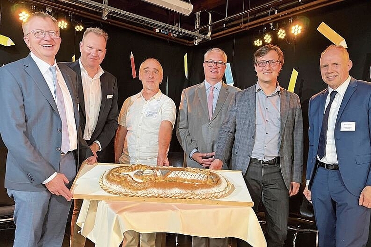 Schlüsselmoment: (v. l.) Felix Heiri (Präsident des Trägervereins Bachtelen), Marco Feusi (CEO Hiag), Alex Brunner (TaDo-Leiter), Remo Ankli (Regierungsrat), Daniel Urech (Gemeindepräsident), Gustav Keune (Gesamtleiter der Institution Bachtelen