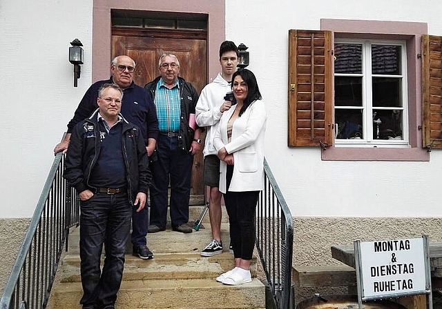 Unterkunft: Asylkoordinator Hans Göller (Mitte) zusammen mit dem Nunninger Gemeindeschreiber Beat Zimmer (l.) zu Besuch bei einer der Gastfamilie im Roderis und ihren aufgenommenen Flüchtlingen. Foto: zVg