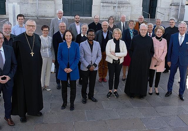 <em>Das Patronatskomitee: </em>29 Personen aus allen Bereichen des öffentlichen Lebens unterstützen das Projekt «Mariastein 2025», darunter auch Diplomat Thomas Borer (2.v.r.).Foto: Kuno Mathis/zvg