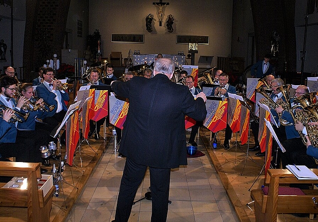 <em>Petersburger Schlittenfahrt: </em>Brass Band Konkordia Büsserach mit Dirigent Pascal Eicher. Foto: Jürg Jeanloz