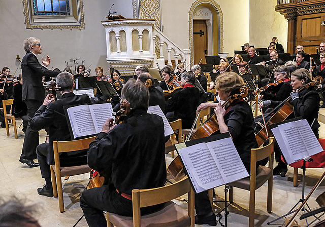 Voller Einsatz aller Beteiligten: Markus Teutschbein dirigiert das Orchester Arlesheim.  Foto: Thomas Brunnschweiler