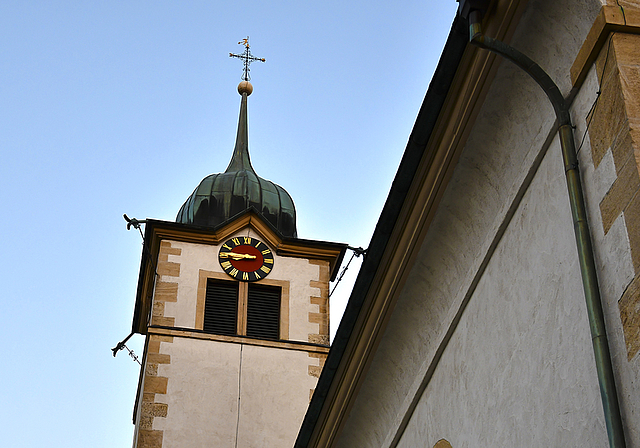 Quelle des Unmuts: Die Glocken aus dem Hobler Kirchenturm sollen am Samstag und Sonntag nicht erst um sieben Uhr, sondern wie an den Werktagen bereits um sechs Uhr in der Früh läuten.  Foto Bea Asper