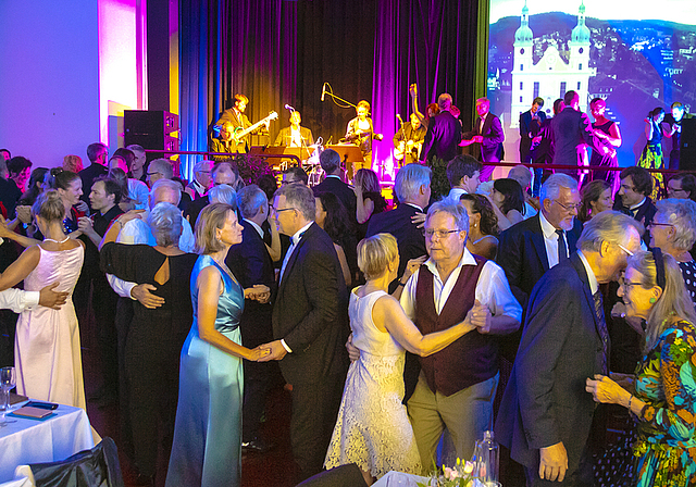 Tanzfreude und gute Stimmung: Auch in der Turnhalle des Domplatzschulhauses kann festlich getafelt und getanzt werden.  Fotos: ZVG/Patrik Hänggi/fotos-studio.ch