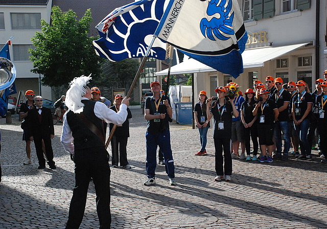 Traditioneller Fahnengruss: Der Fahnenträger des Männerchors grüsst den Fahnenträger Dieter Völlmin vom TV Arlesheim.  Foto: Thomas Brunnschweiler