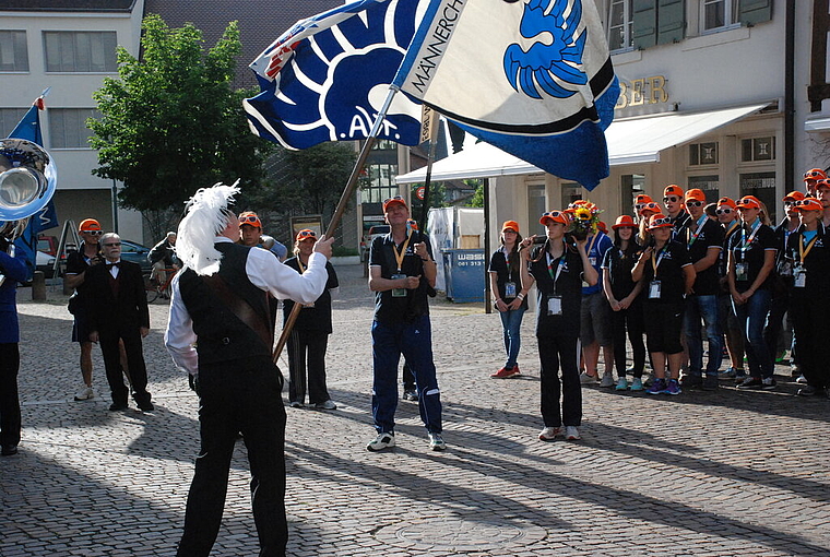 Traditioneller Fahnengruss: Der Fahnenträger des Männerchors grüsst den Fahnenträger Dieter Völlmin vom TV Arlesheim.  Foto: Thomas Brunnschweiler