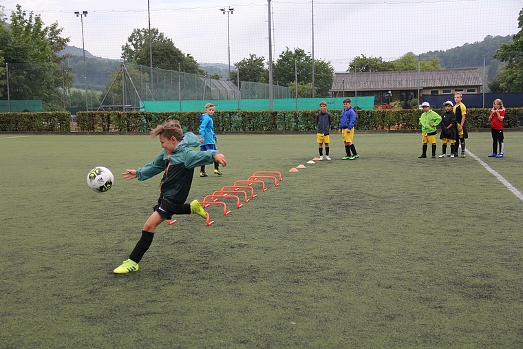 Die Begeisterung für Fussball teilen: Die Teilnehmenden lernen neben dem Umgang mit dem Ball auch den respektvollen Umgang mit ihren Mitspielerinnen und Mitspielern.  Foto: Tobias Gfeller