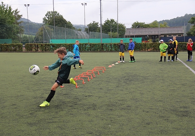 Die Begeisterung für Fussball teilen: Die Teilnehmenden lernen neben dem Umgang mit dem Ball auch den respektvollen Umgang mit ihren Mitspielerinnen und Mitspielern.  Foto: Tobias Gfeller