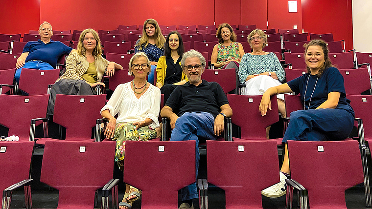 Ein starkes Team: 3. Reihe v. l.: Peter Jackson, Svenja Bertschi, Linda Mischler; 2. Reihe v. l.: Sandra Löwe, Veronica Pache, Susanne Koch; 1. Reihe v. l.: Johanna Schwarz, Georg Darvas, Eleni Foskett-Prelorentzos. Foto: ZVg / neuestheater.ch