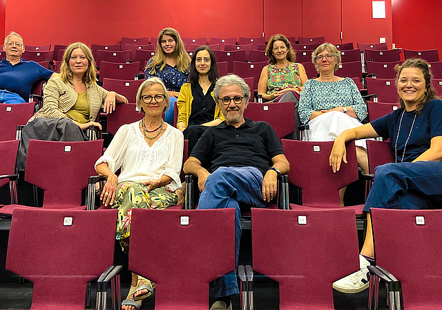 Ein starkes Team: 3. Reihe v. l.: Peter Jackson, Svenja Bertschi, Linda Mischler; 2. Reihe v. l.: Sandra Löwe, Veronica Pache, Susanne Koch; 1. Reihe v. l.: Johanna Schwarz, Georg Darvas, Eleni Foskett-Prelorentzos. Foto: ZVg / neuestheater.ch