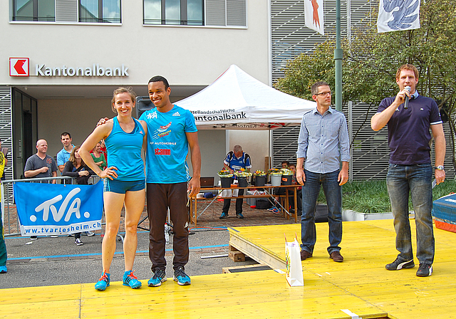 Haben gut lachen: Nicole Büchler (LC Zürich) und Marquis Richards (TV Arlesheim) bei der Siegerehrung Foto: Axel Mannigel