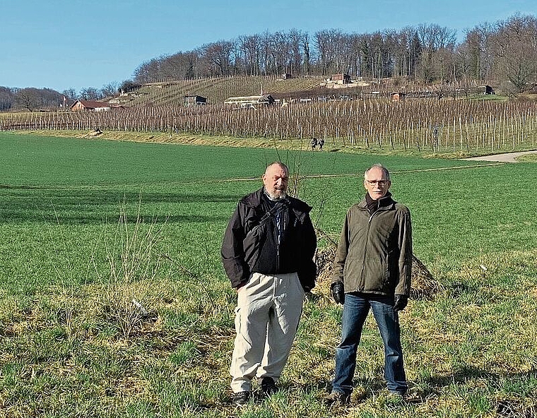 Landschaft aufgewertet: Gerhard von Ah (l.) und Joe Nebel zeigen vor Ort, welche Projekte der Natur- und Vogelschutzverein verfolgt. Foto: Caspar Reimer