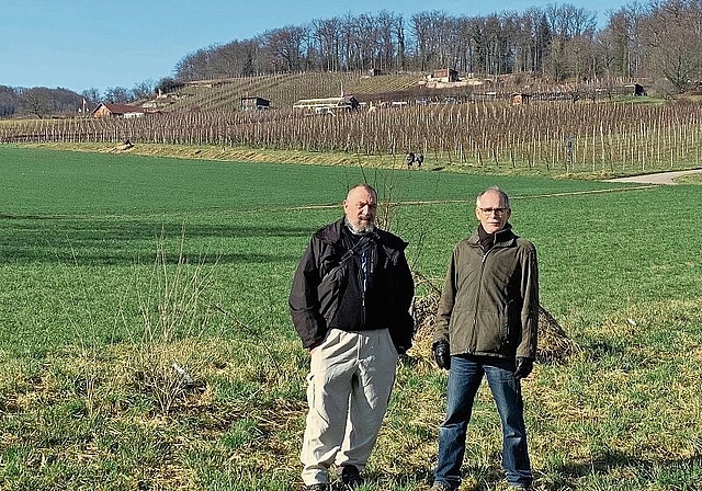 Landschaft aufgewertet: Gerhard von Ah (l.) und Joe Nebel zeigen vor Ort, welche Projekte der Natur- und Vogelschutzverein verfolgt. Foto: Caspar Reimer