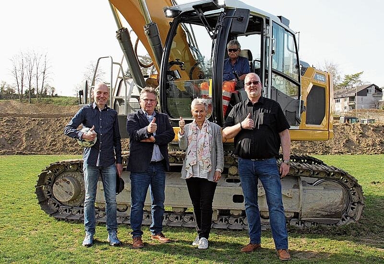 Freuen sich auf die neuen Sportfelder (v.l.): Gemeinderat Dieter Rehmann, Eric Hardman (Inhaber Rasenplan GmbH) Gemeinde-präsidentin Jeanne Locher, Tobias Hofer (Präsident FC Münchenstein) und Baggerfahrer Ueli Fankhauser. Foto: Tobias Gfeller