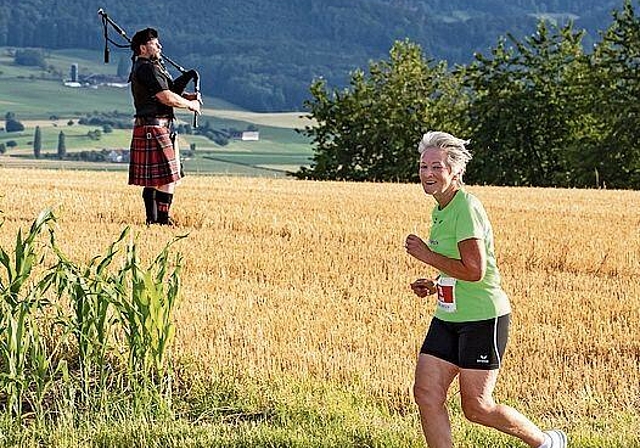 Höhepunkt und halbe Strecke: Der Dudelsackspieler sagts mit Musik. Fotos: Martin Staub
