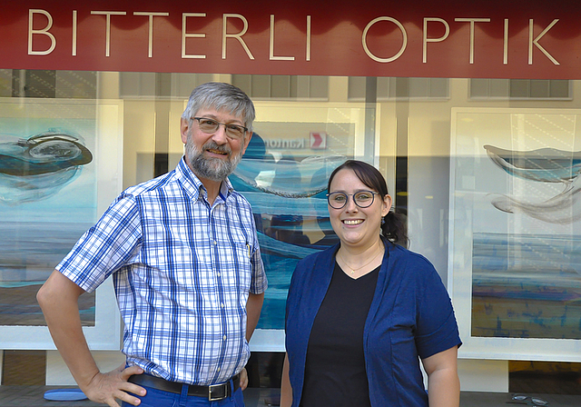 Kompetent und engagiert: Stephan Bitterli freut sich, dass Optikermeisterin Aurelia Doppmann sein Geschäft mit einigen neuen Angeboten weiterführen wird. Foto: Isabelle Hitz