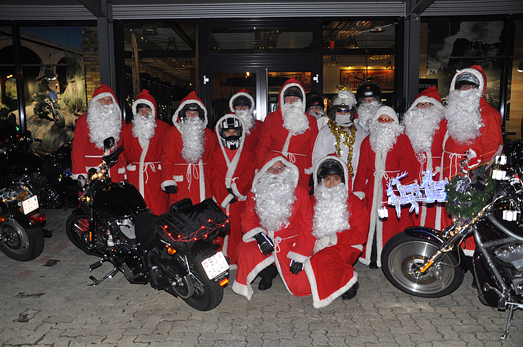 Ein Engel unter Bärtigen: Die Harley-Chläuse bereicherten mit ihrem Auftritt auf ihren heissen Stühlen den Aescher Weihnachtsmarkt.  Foto: ZVG