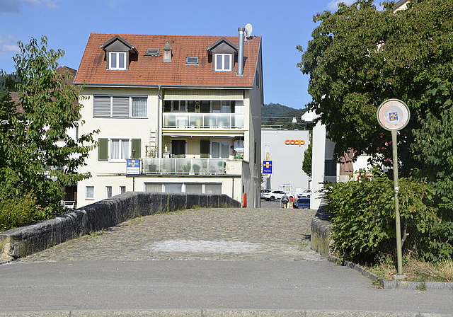 Noch herrscht ein Fahrverbot: Auf der basellandschaftlichen Seite der Nepomukbrücke wurden bereits Probearbeiten an Pflastersteinen durchgeführt. Foto: Jeannette Weingartner