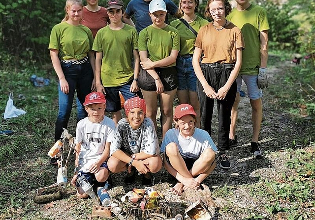 Die Leiterinnen und Leiter und die Teilnehmenden vor ihrem Tagwerk: Aus gesammeltem Abfall bastelten die Jugendlichen am Samstag kleine Kunstwerke. Foto: Melanie Brêchet