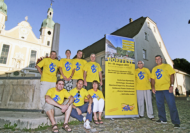 Das OK der grossen Jubiläumsfeier: Thomas Eglin, Barbara Zollinger, Cyril Waldburger, Steffi Schneider, Fredy Huber und Christian Sibold (stehend v. l.) sowie sitzend Thomas Borer (Präsident, l.), Thomas Bloch und Regina Völlmin.  Foto: Lukas Haus