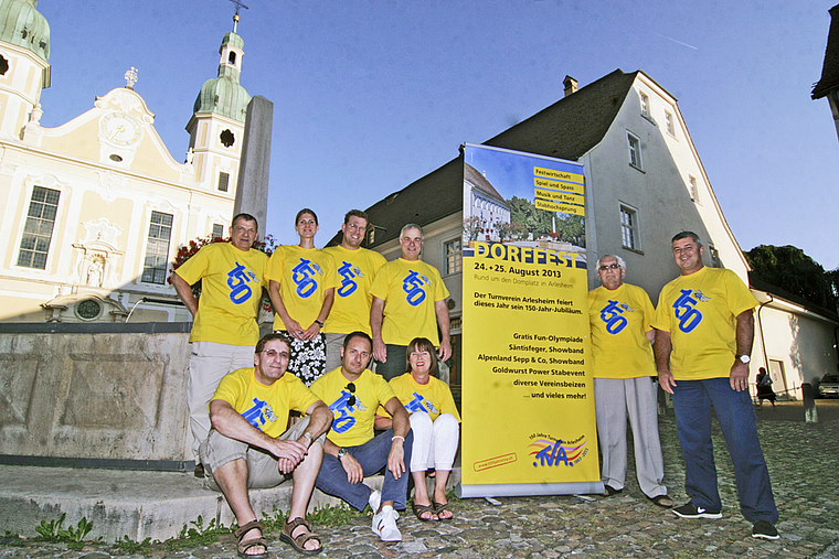 Das OK der grossen Jubiläumsfeier: Thomas Eglin, Barbara Zollinger, Cyril Waldburger, Steffi Schneider, Fredy Huber und Christian Sibold (stehend v. l.) sowie sitzend Thomas Borer (Präsident, l.), Thomas Bloch und Regina Völlmin.  Foto: Lukas Haus