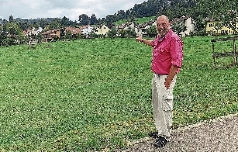 Standort Lindenhof: Gerhard von Ah zeigt, wo das Mehlschwalbenhaus in Pfeffingen gebaut werden wird. Foto: Caspar Reimer