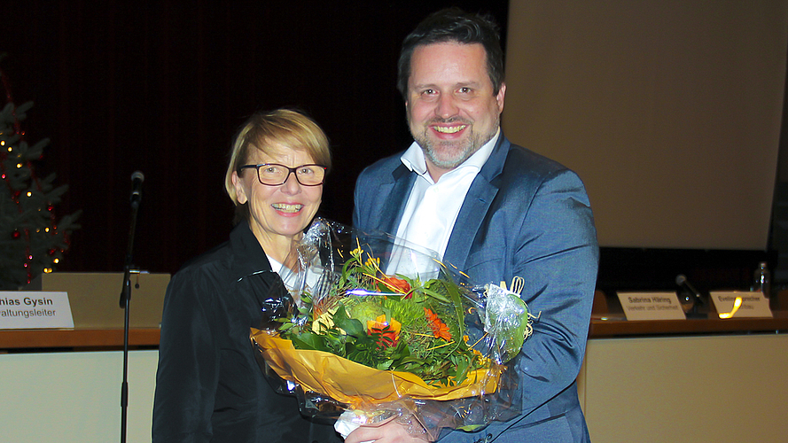 Gysin wechselt zum VBLG: Marianne Hollinger überreichte dem Verwaltungsleiter zum Abschied einen Blumenstrauss.