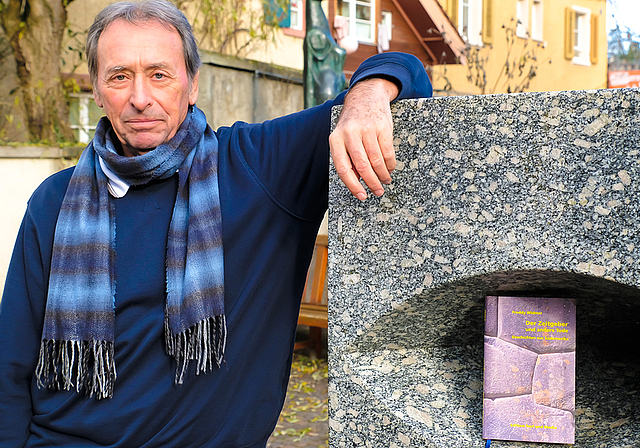 Ortsverbunden: Freddy Widmer und sein Buch bei der Skulptur von Albert Schilling vor der Trotte.  Foto: Thomas Brunnschweiler