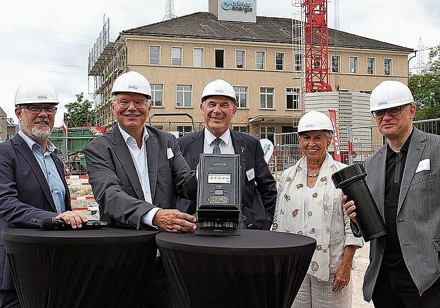 Schauen in die «Energiezukunft» (v.l.): Primeo-CFO Stephan Naef, CEO Conrad Ammann, Regierungsrat Anton Lauber, Gemeindepräsidentin Jeanne Locher und Architekt Jacek Wieckowicz. Foto: Tobias Gfeller