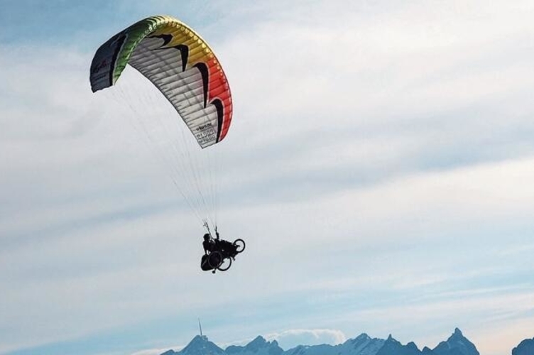 Gefühl von Freiheit: Ferdinand Pulver beim Gleitschirmfliegen. Foto: zVg