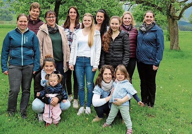 An einem kühlen Frühlingstag: Einige der 26 neuen Mitglieder trafen sich spontan zu einem Kaffee auf einem Bauernhof. Katja Bachmann-Borer (mit Töchterchen Emma, vorne links), Nunningen, und Lucie Béguelin-Beer, Beinwil (3.v.l.), waren mit ihrer 