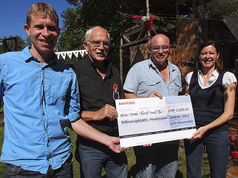 Geburtstagsbatzen vom Gewerbeverein: Gemeindemitarbeiter Armin Bolzern, Gewerbevereinspräsident Robi Schmidlin, Robileiter Robert Trummer und Gemeinderätin Christine Pezzetta (v. l.) freuen sich mit dem Robispielplatz Münchenstein.